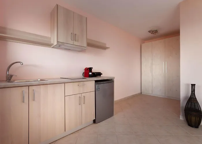 Ground Floor By The Sea 모넴바시아